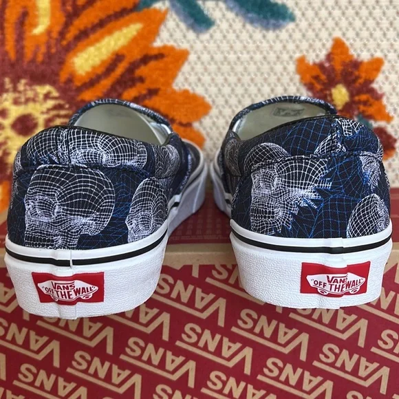 Vans Classic Slip-On
(Wireframe Skulls) Black/Trwht 
VNOA33TB9IB
WMNS sneakers - Picture 14 of 16